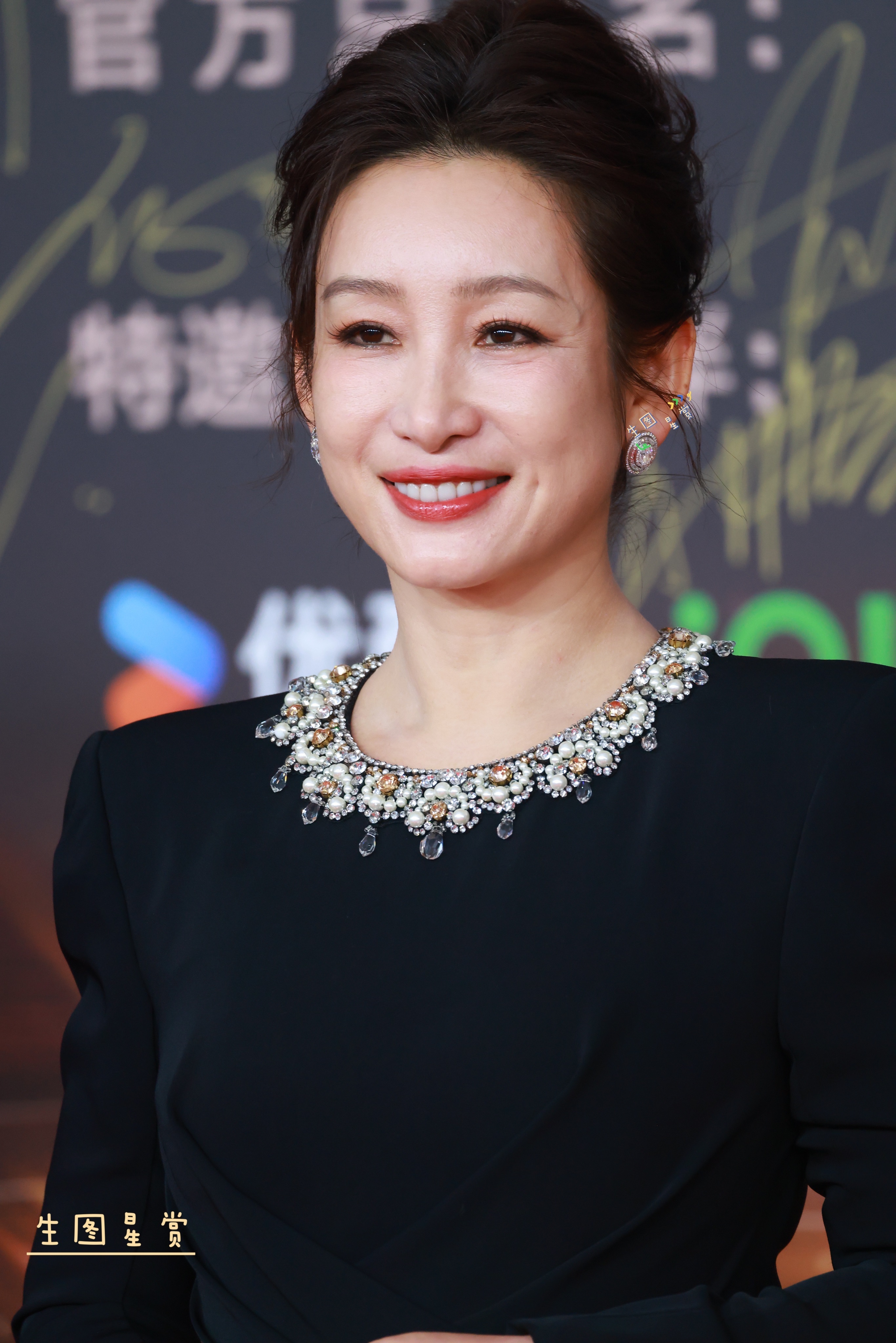 秦海璐微博视界大会红毯复古盘发妆造，优雅如斯🖤✨生万物 ​​​