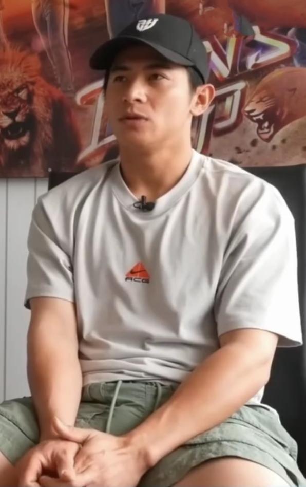 棒球队队长陈杰宪测颜撞脸咆哮帝马景涛，又有些像天王刘德华，这颜值逆天，高挺的鼻梁