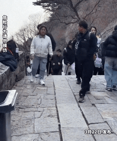 太有实力了！夫妻俩春日去爬黄山，妻子对丈夫说自己爬不动了，结果丈夫二话没说，“男
