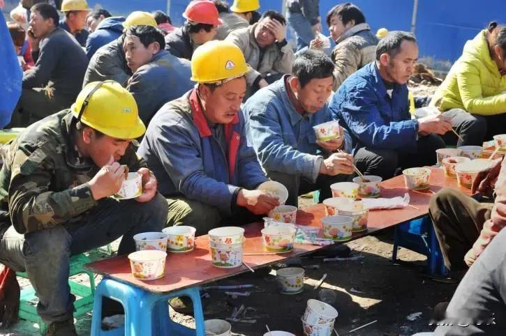 吃15块盒饭的是男人，喝20块奶茶的是女人。
街边15块的盒饭，大多是男人在埋头