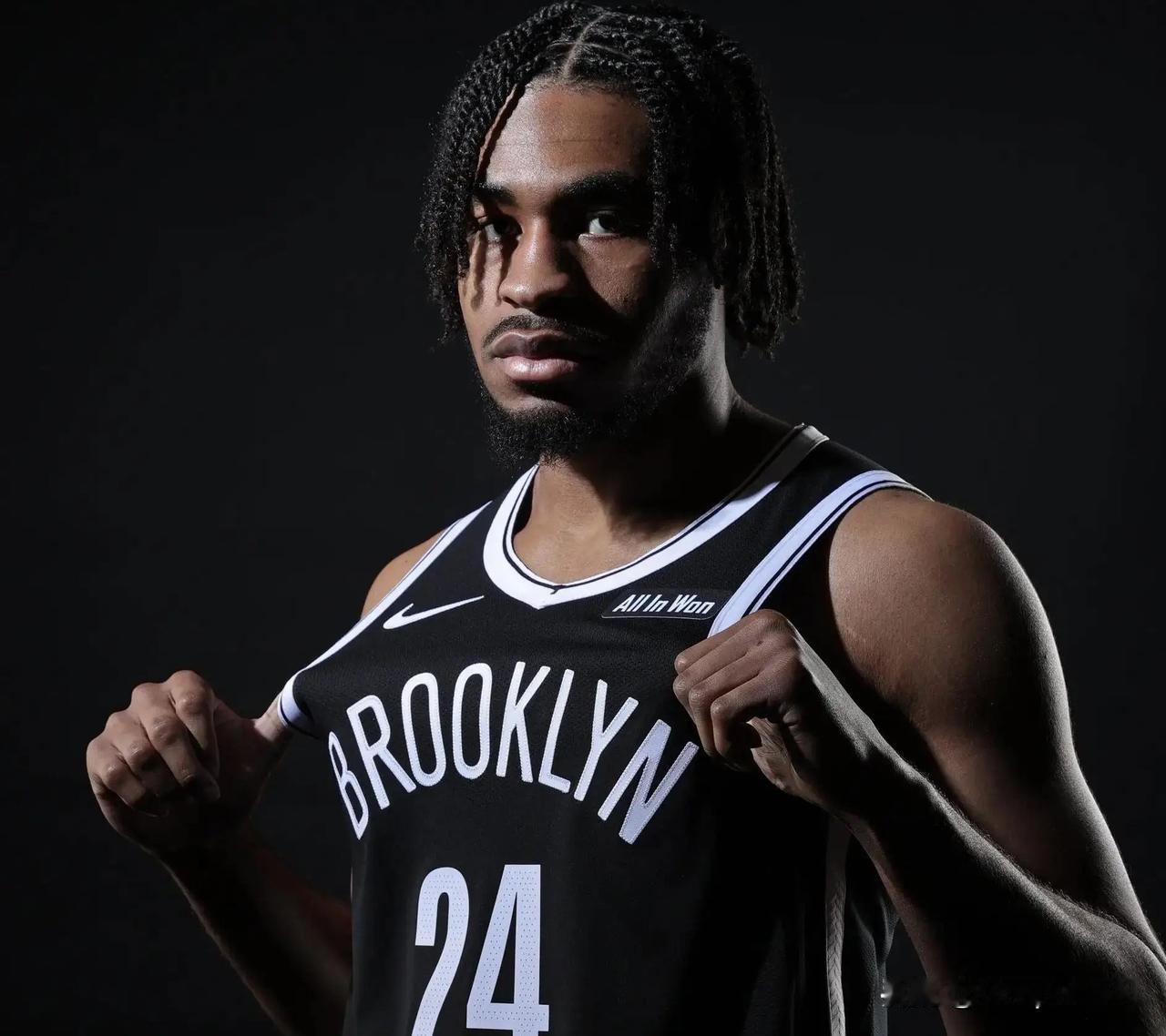 NBA常规赛，马刺118-107击败篮网。

本场比赛，篮网球员卡梅伦-托马斯出