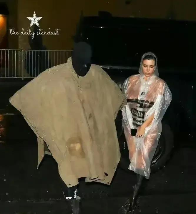 哇哈哈哈哈哈！可笑死我啦！这俩人是来搞笑的吧，天天穿的这样子是想要做啥子嘛！
#