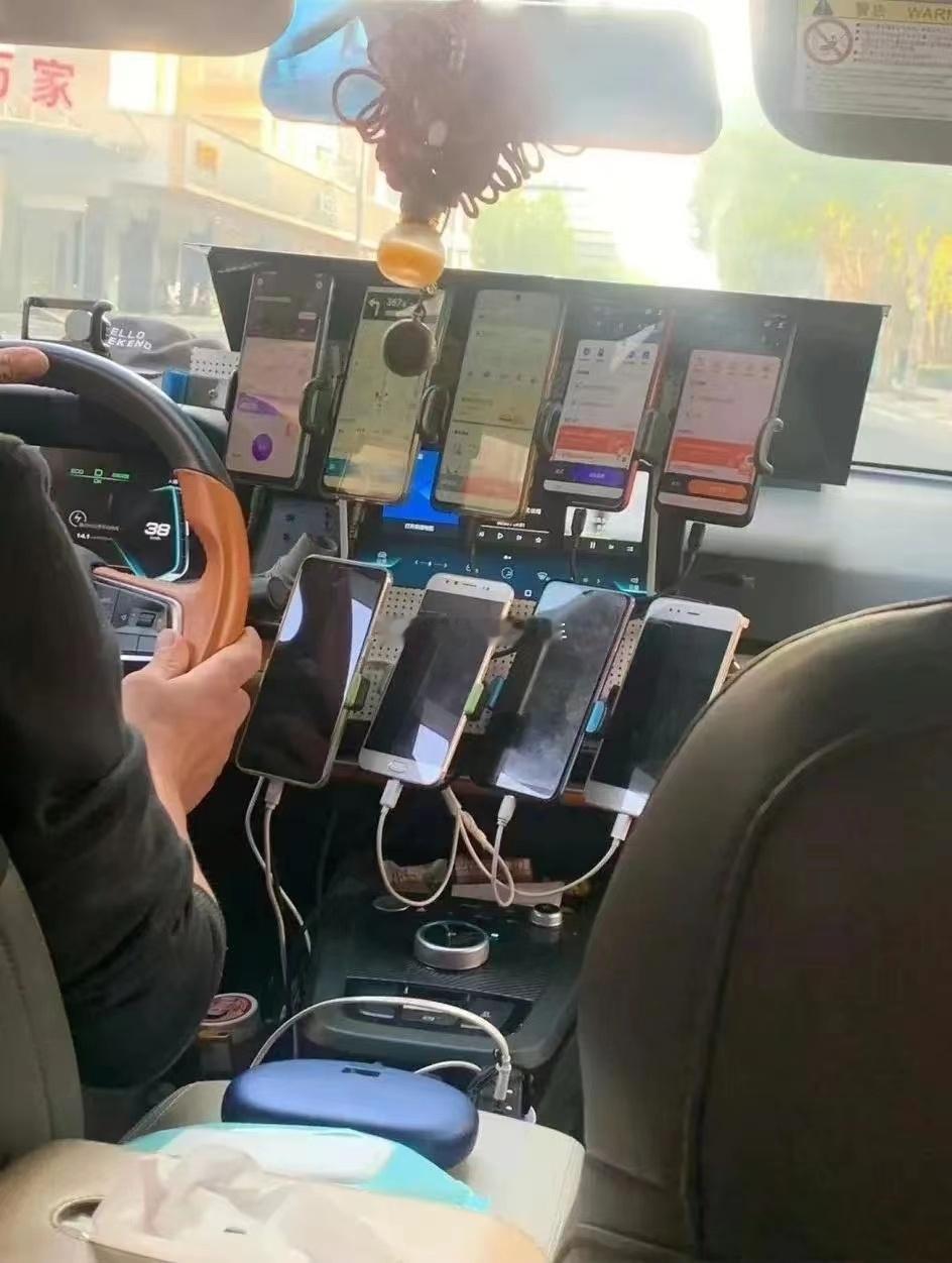 九个手机跑网约车？？？这么开一个月不得赚一个亿啊？？？