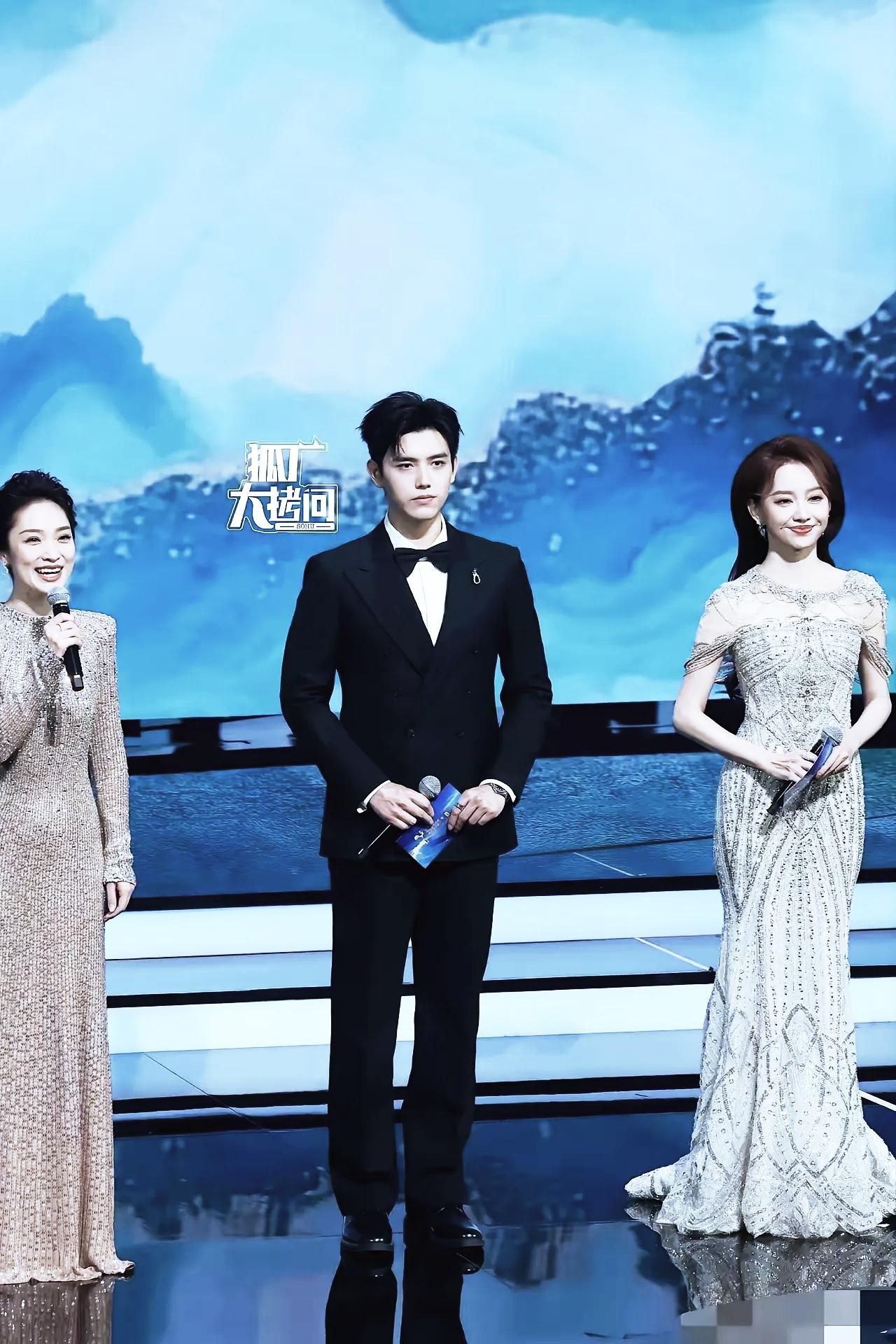 金鸡奖开幕式争议：C位主持引热议，老牌奖项如何重拾大众共鸣？
 
昨晚金鸡奖开幕