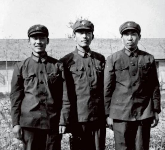 1981年底，提干失败的阎连科办好退伍证后回了老家嵩县。

腊月的风裹着麦秸味刮