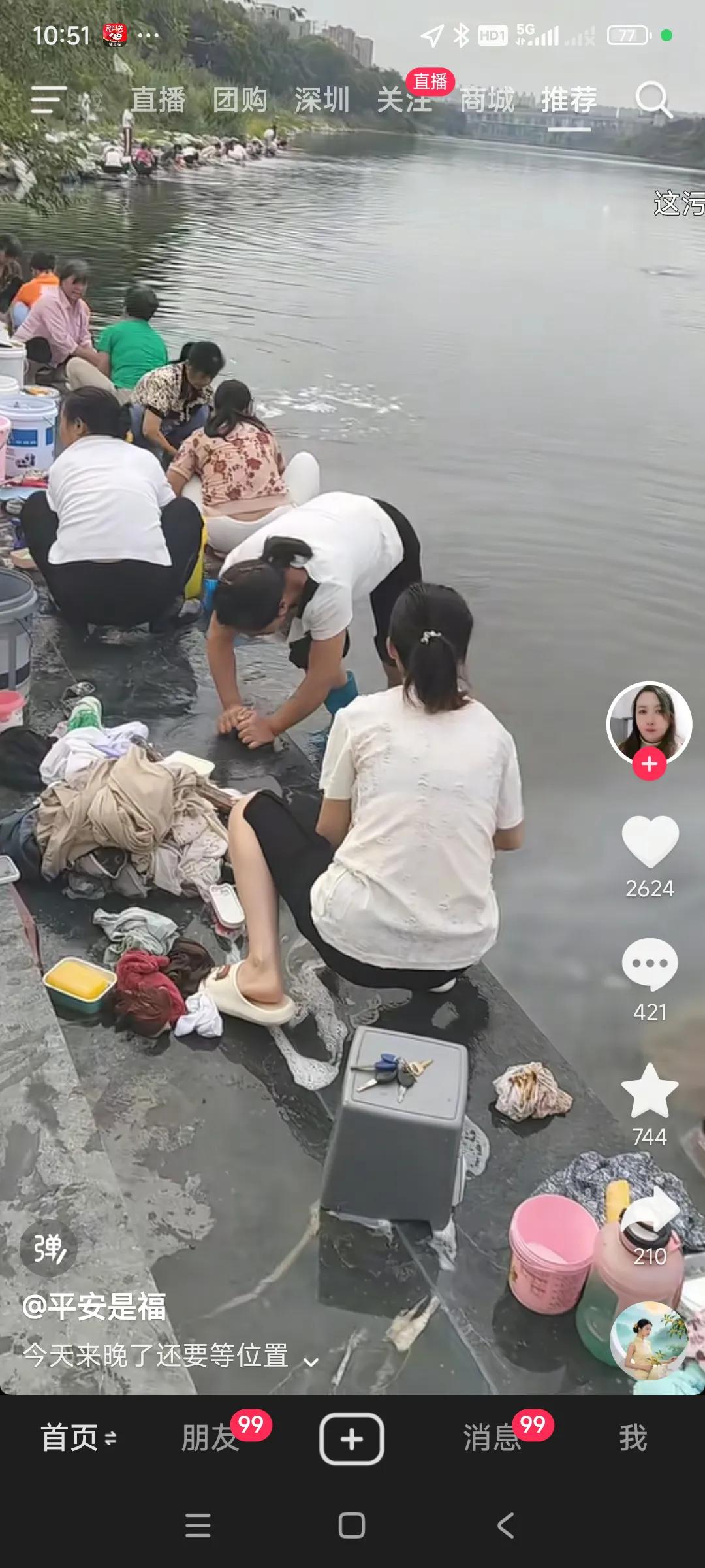 小时候，好多人家里没有洗衣机，所以不少人去河边洗衣服，黑压压一片，有上百人，，，