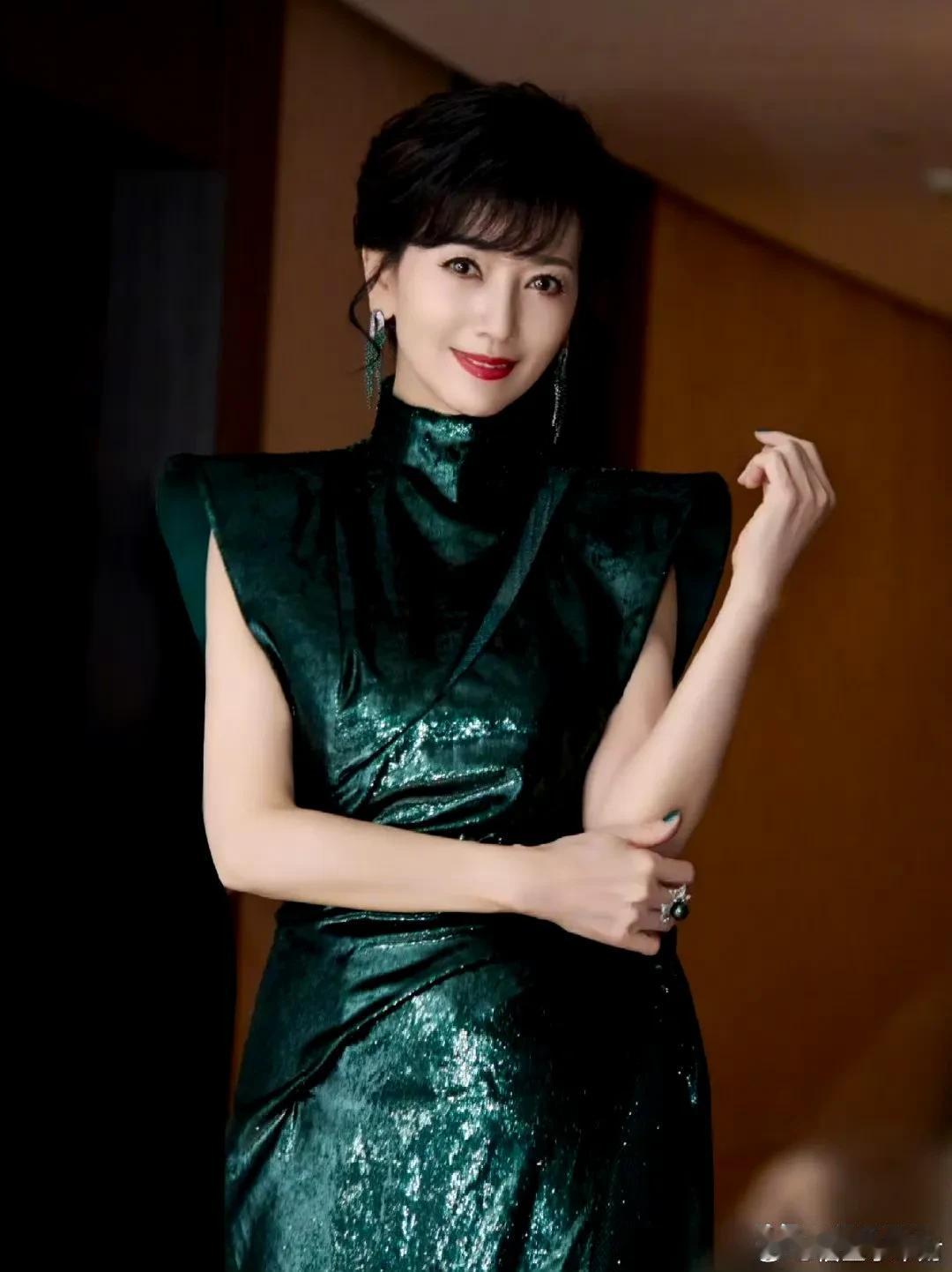 赵雅芝，以跨越半个世纪的演艺生命力，诠释了优雅与坚韧并存的时代女性形象，其作品与