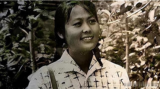 1986年的夏天，故宫三个年轻人，一个穿着白裙子的女孩，两个穿着运动服的男孩，漫
