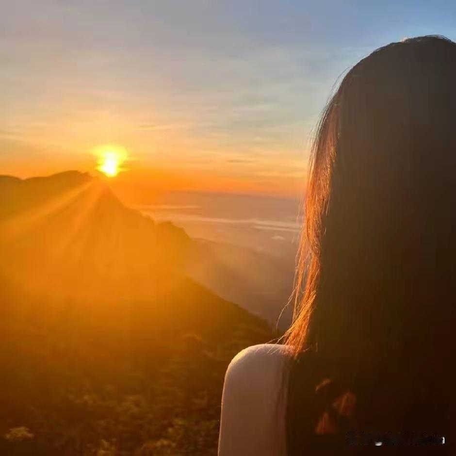 旭日出东山，
霞光暖人间。
美女起来早，
双眸静静观。