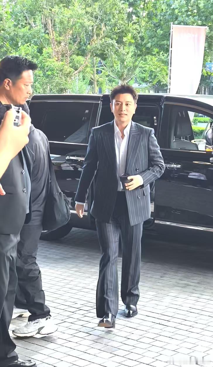 余承东上海交付新车 以前提到高端豪车下意识就想到海外品牌，如今国产新车可以俘获一