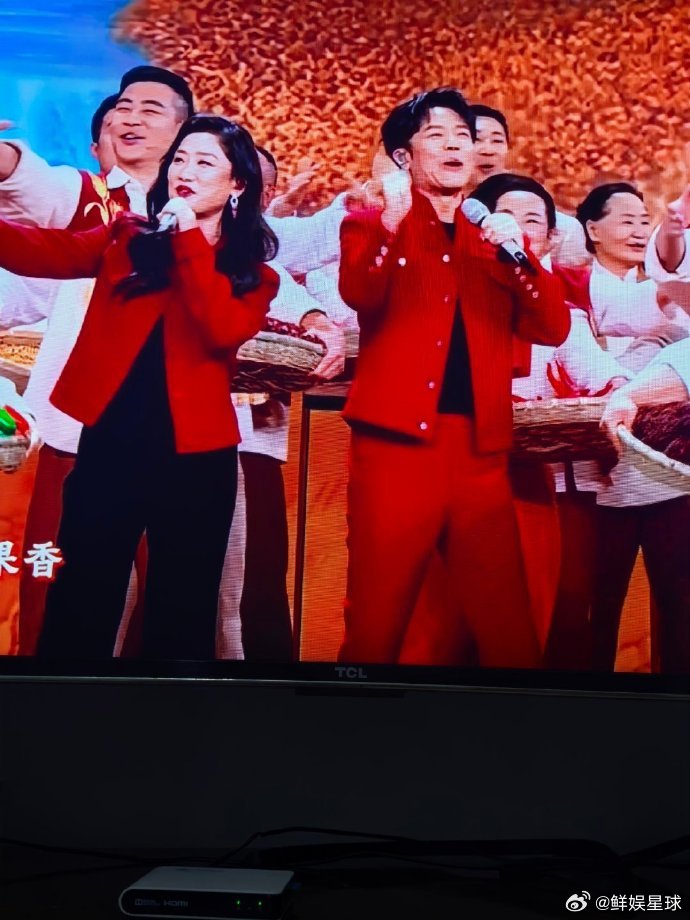 凤凰传奇来晒秋群演都是农民 凤凰传奇《来晒秋》，农民群演加盟，这舞台太有生活韵味