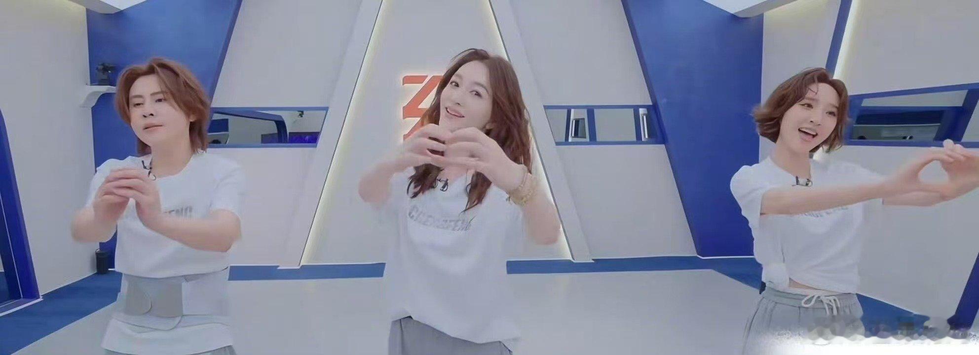 李小冉王濛唐艺昕比心李小冉王濛唐艺昕比心照 李小冉王濛唐艺昕比心 