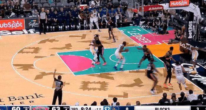 王哲林附体！格林这空篮居然不进！
在今天NBA常规赛勇士对阵马刺的第三节比赛中，