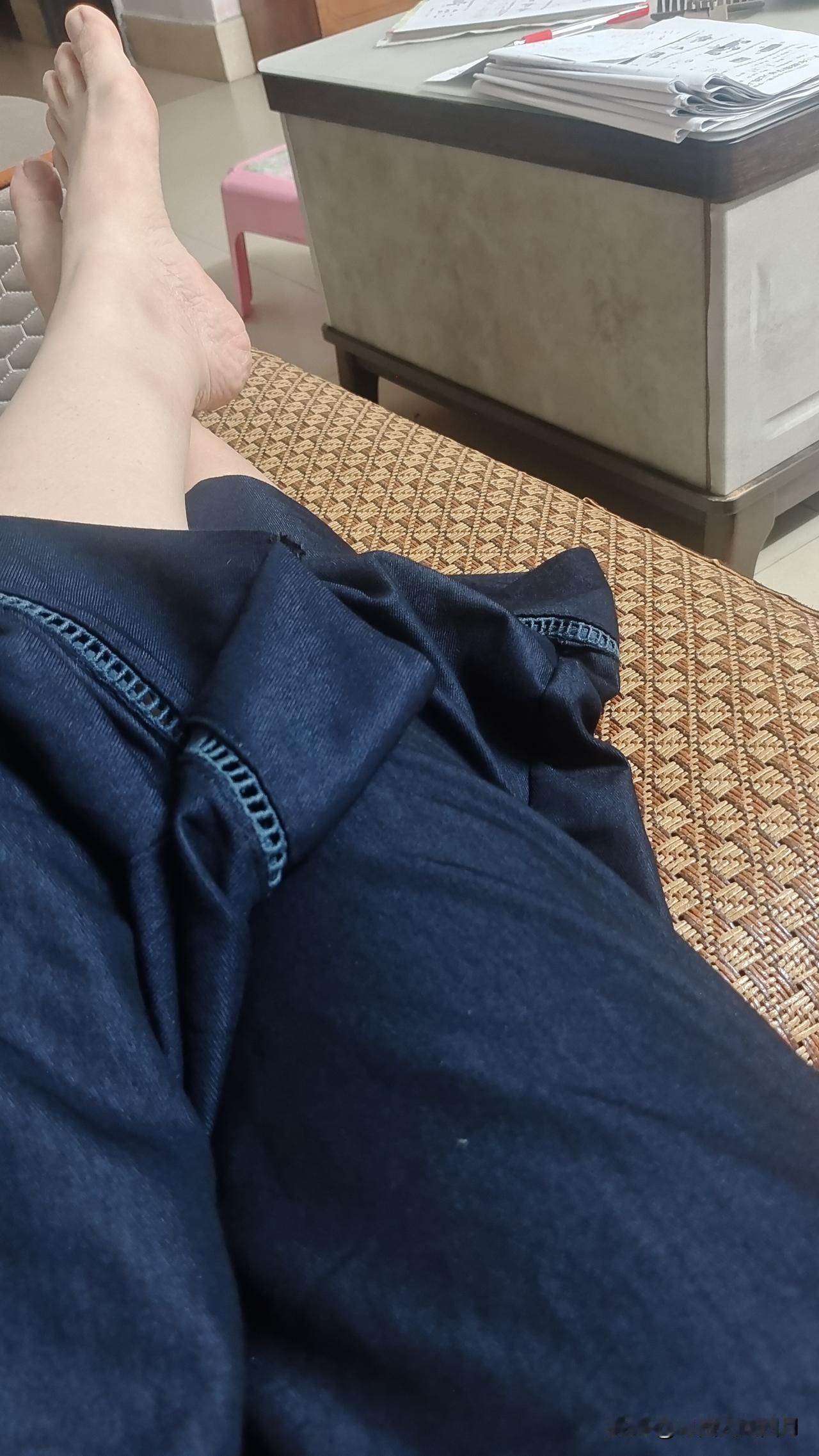 一回来就瘫在了沙发上，上了一天课太累了。
晚饭吃什么呢？好像也没什么想要吃的，一