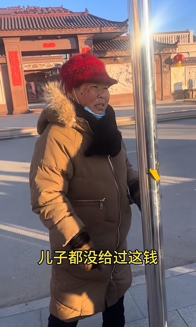 光明村又发钱了，大妈直夸京东刘总，她说儿子都没给过这钱！确实，与刘总一个村太幸福