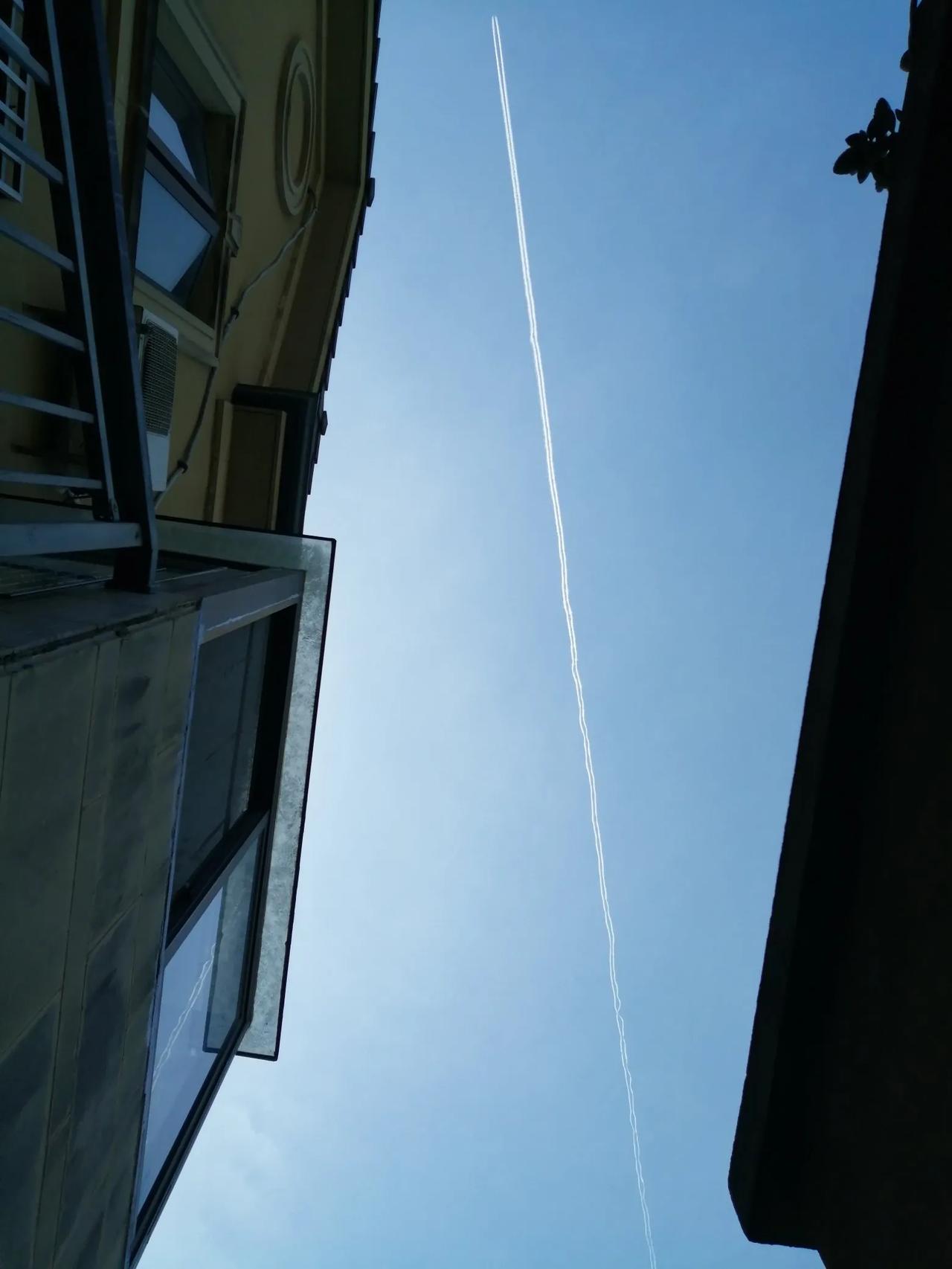 #＃随手拍一张天空的照片# 周末坐在户外的台阶上，一抬头，天空已被一分为二！#随