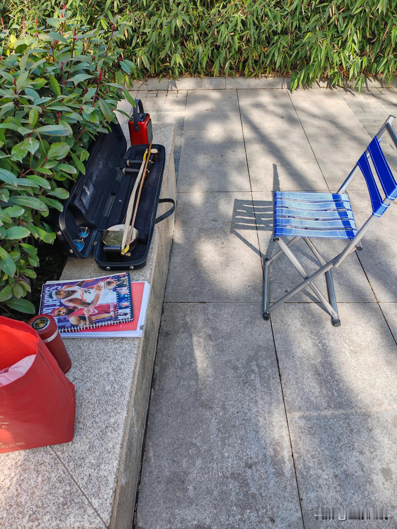 业余爱好重新“爱”起”！
我自小喜欢秦腔，除了上小学初中当班长外，从高中到大学都