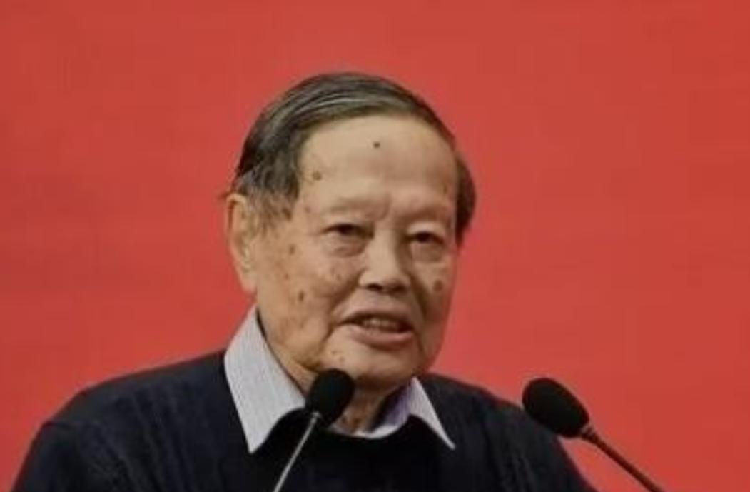 2012年，杨振宁曾顶着骂名阻止建造2000亿的大型粒子对撞机，这也惹怒了中科院