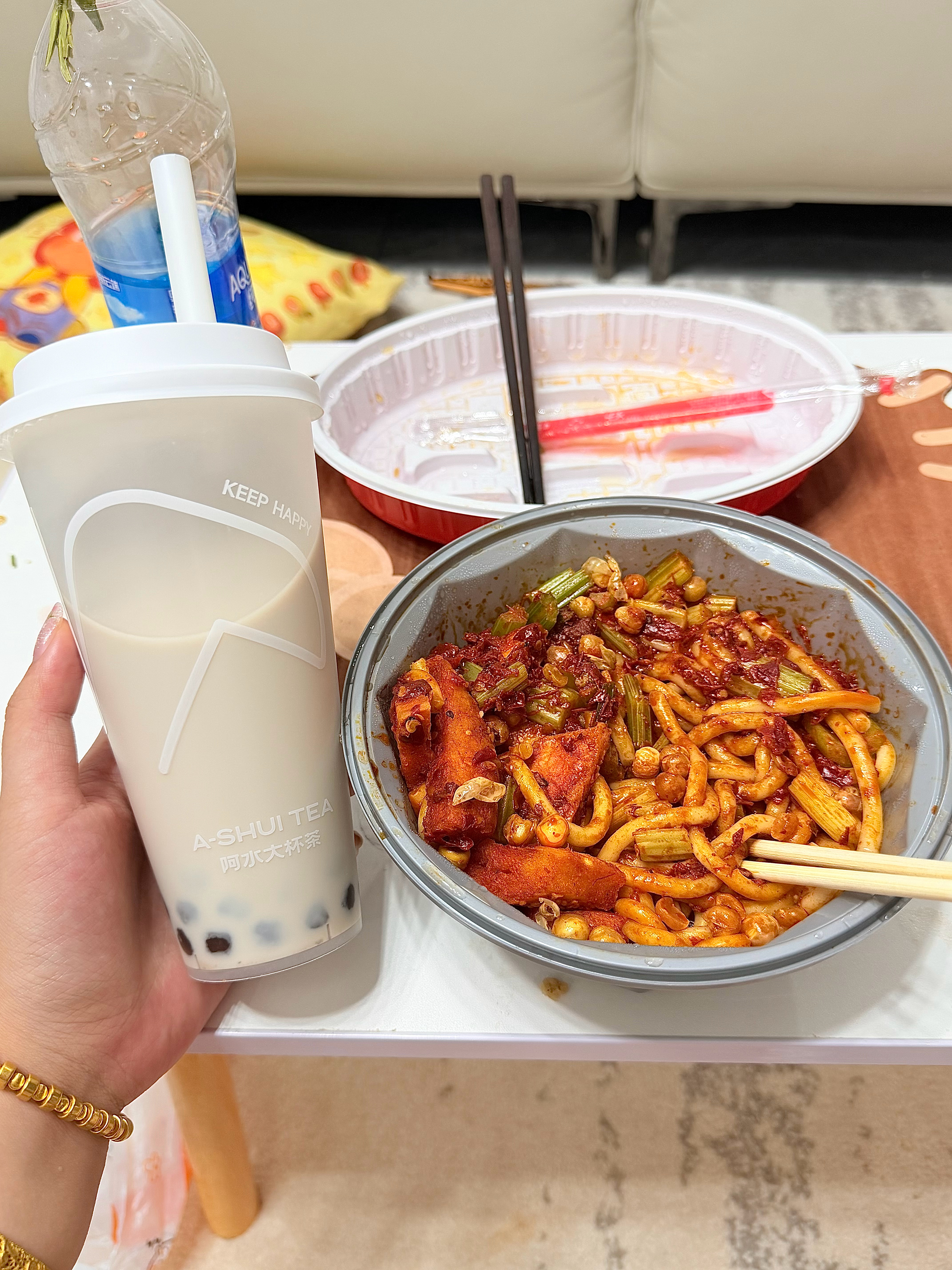 阿水的葡萄啵啵奶茶 有种古早大自然奶茶的味道 好久没如此珍惜的啜饮一杯小奶茶了 