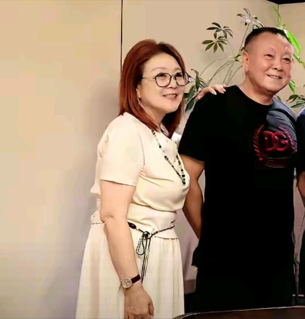 🐒陈婷父母真是好福气，女儿嫁给了张艺谋这样踏实重情的女婿。这份直正和善心，才是