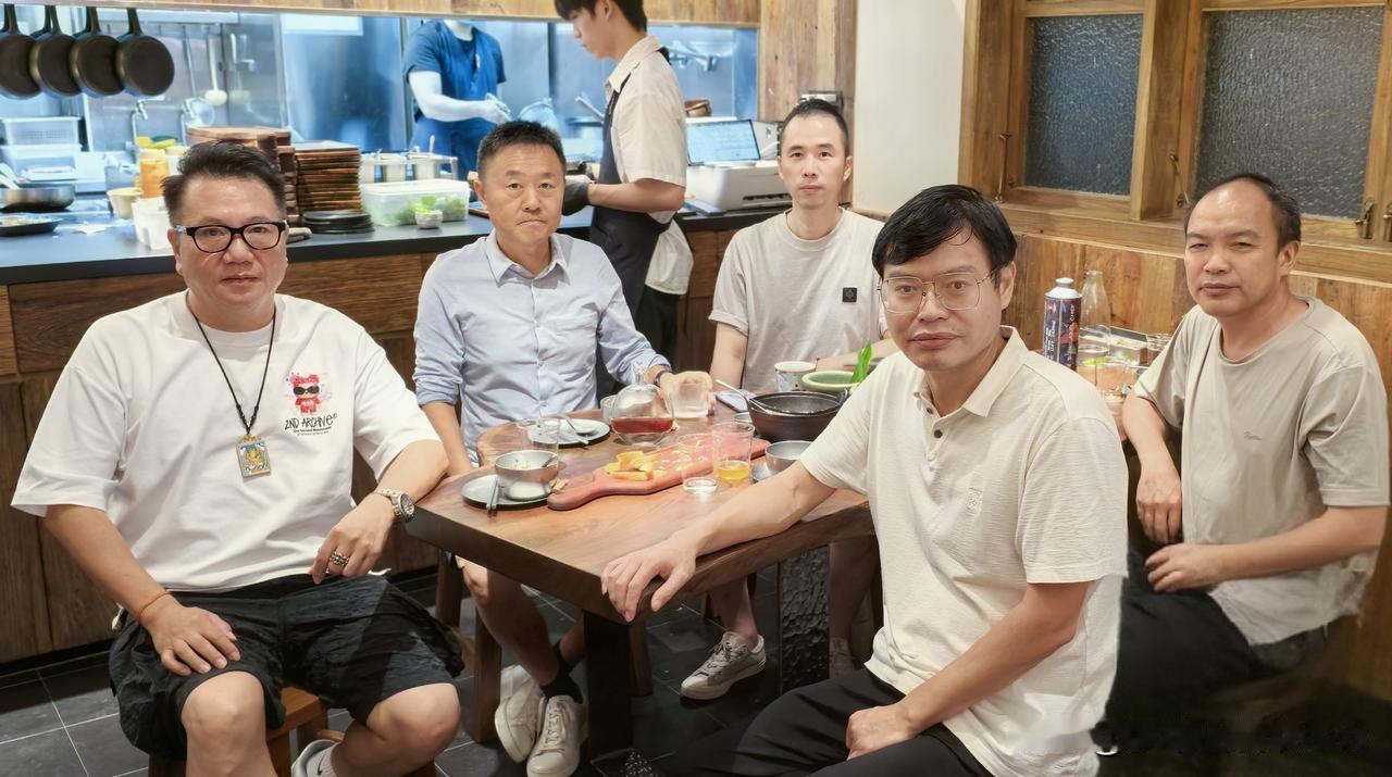 YunLab彩社云南小馆
手作技艺文艺调性风貌地物
​快休闲轻正餐小漂亮饭逻辑