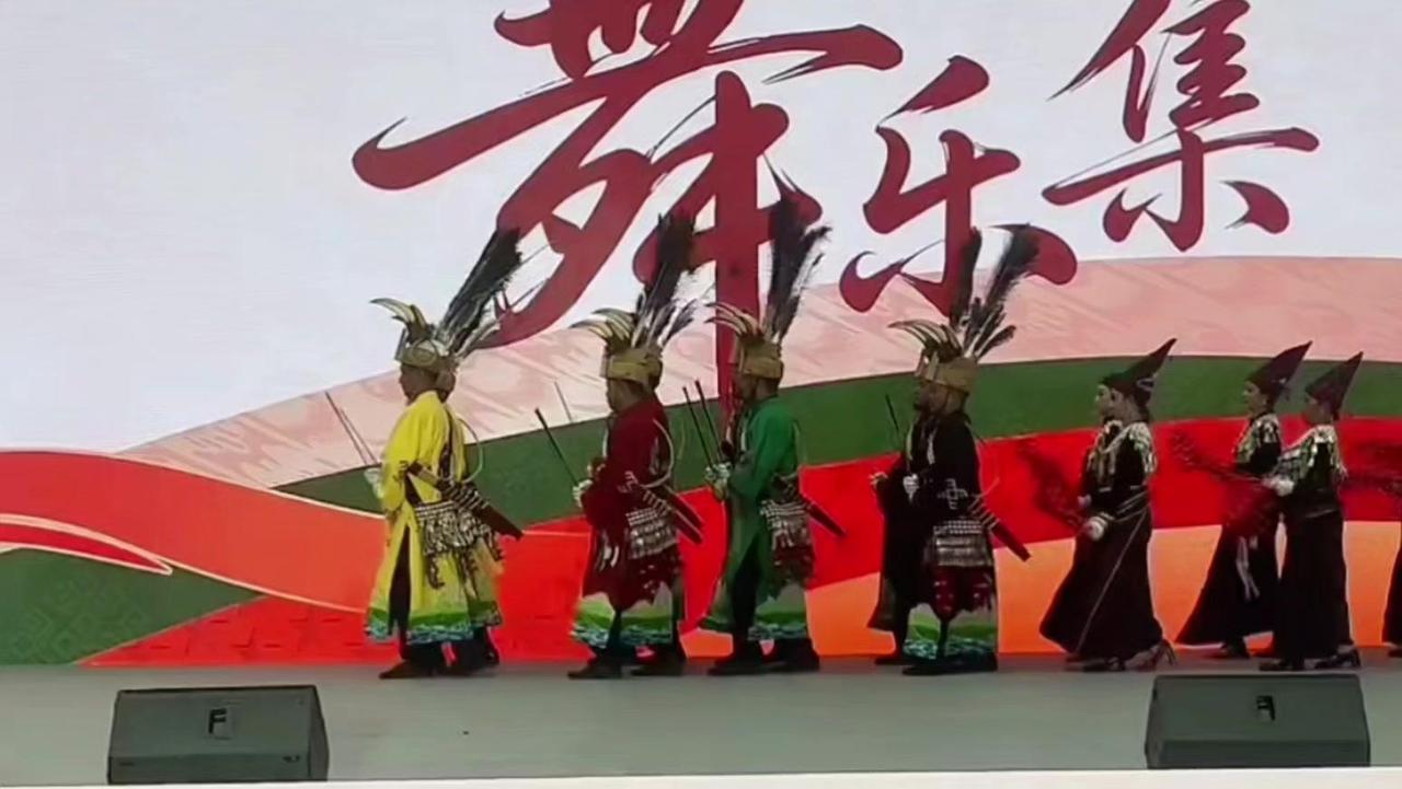 目瑙纵歌遇新疆舞曲，趣味拉满！🎶当少数民族传统舞蹈目瑙纵歌，遇上新疆风情的舞曲