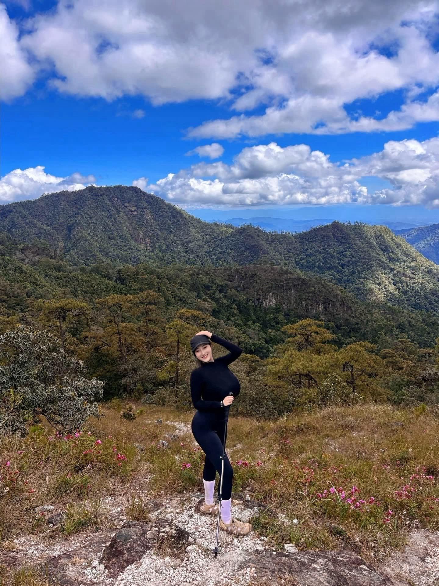 亲近云朵。秋高气爽～爬山是一种与大自然融为一体的有氧运动，身心舒畅无比吖