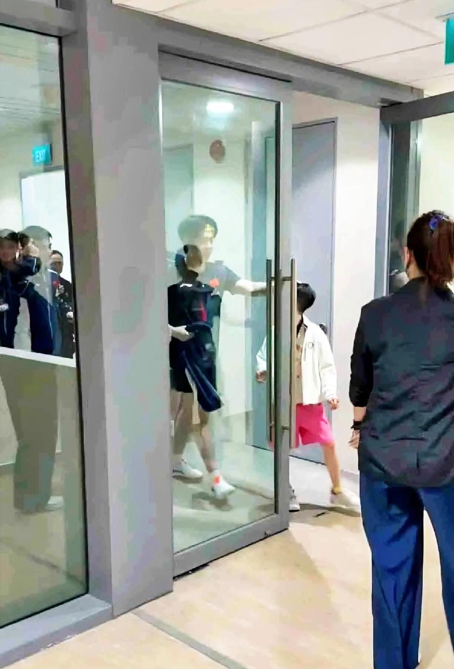 谁说王楚钦不能碰海鲜，
这是他唯一能碰的“海鲜”，
就是王皓家的俩宝贝海螺和海苔