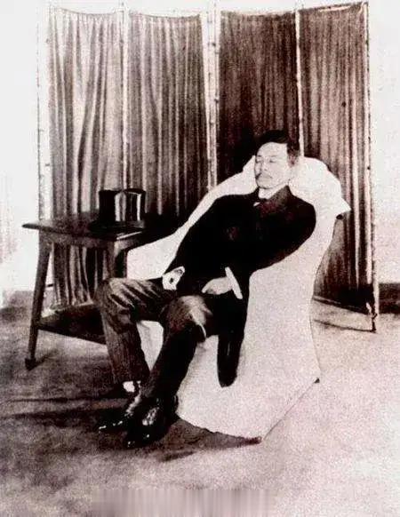 1913年3月22日，上海。宋教仁先生因枪伤不幸身亡，随后好友黄兴找来了摄影师，