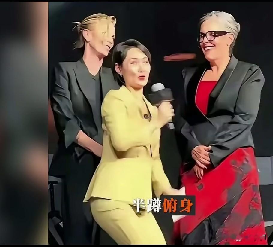 上海电视台主持人陈璇在采访外籍人员弯腰屈膝，这是严重的软骨病，是崇媚洋外，你代表