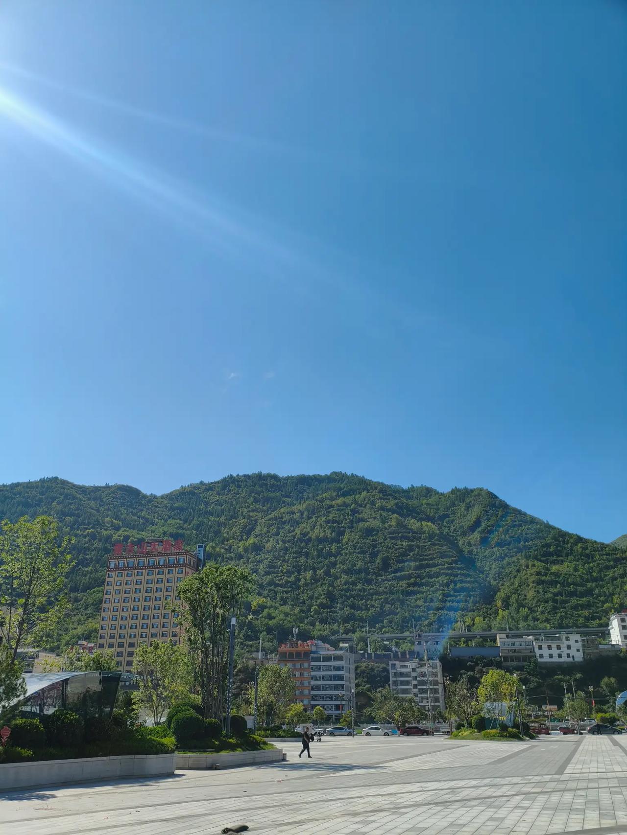 看看宕昌县城周围的植被，和南方没有什么区别。
甘肃省陇南市宕昌县拥有国家5A景区