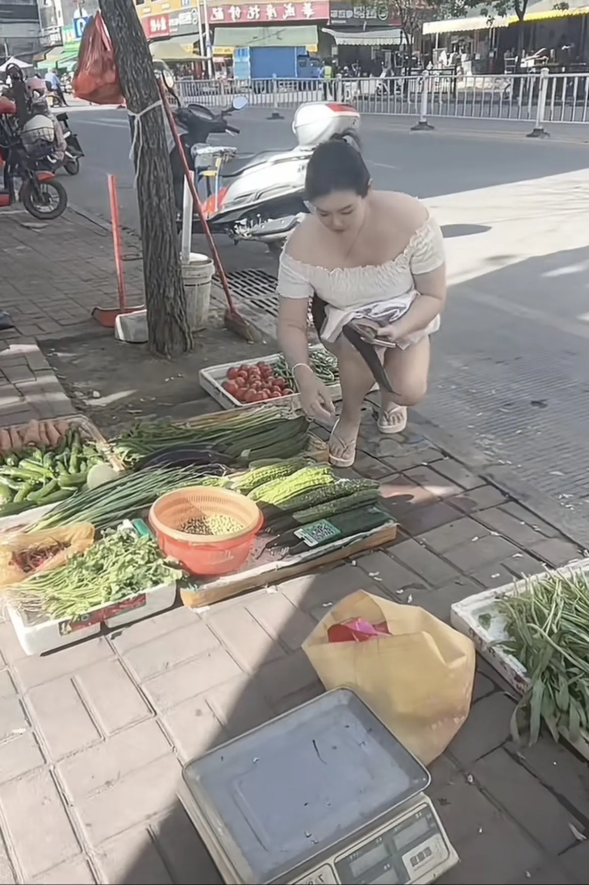 摆地摊的小姐姐 把日子过成自己喜欢的样子