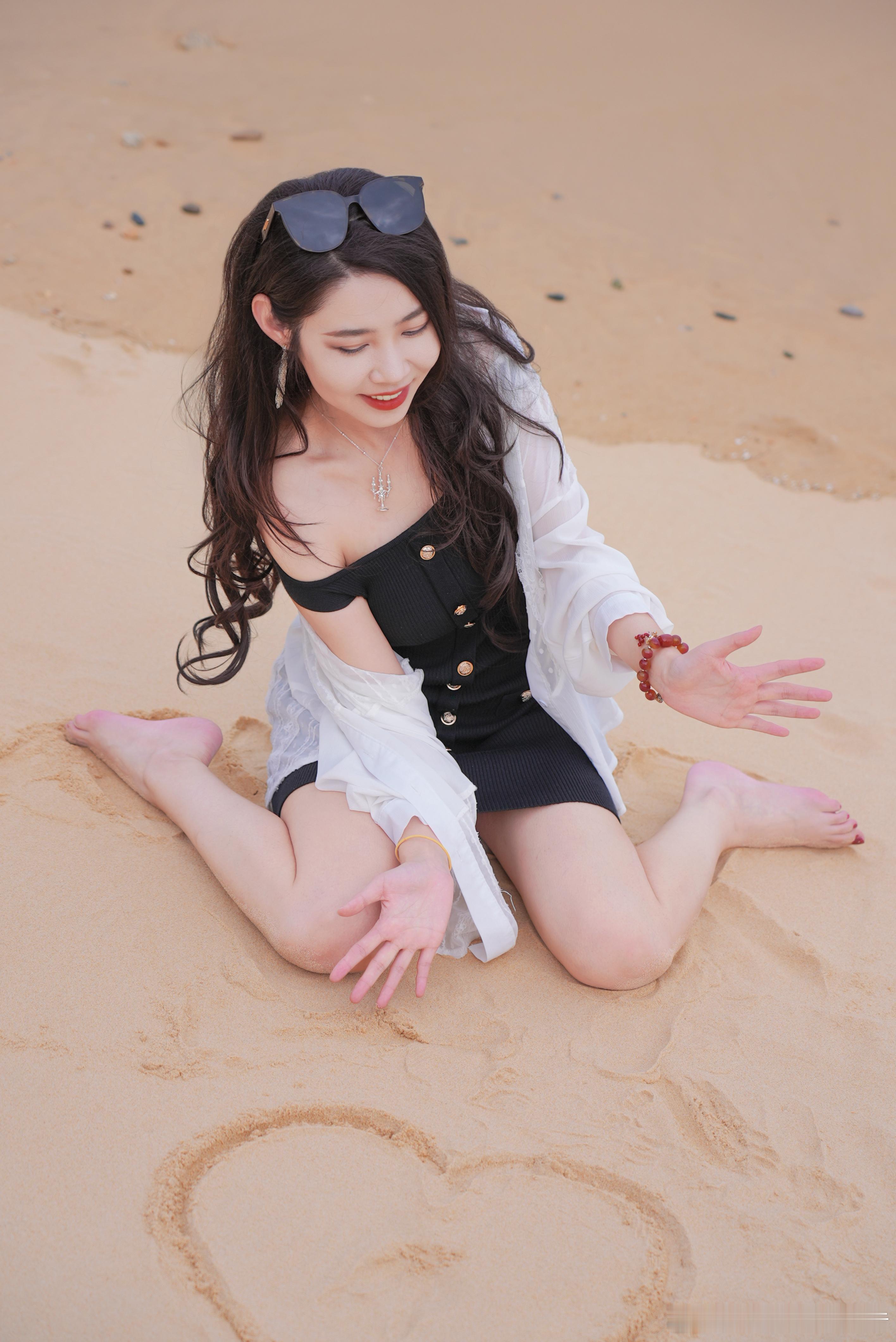 把烦恼写在沙滩上，会被大海带走么？今日承接沙滩代写业务[比耶]随手拍 ​​​