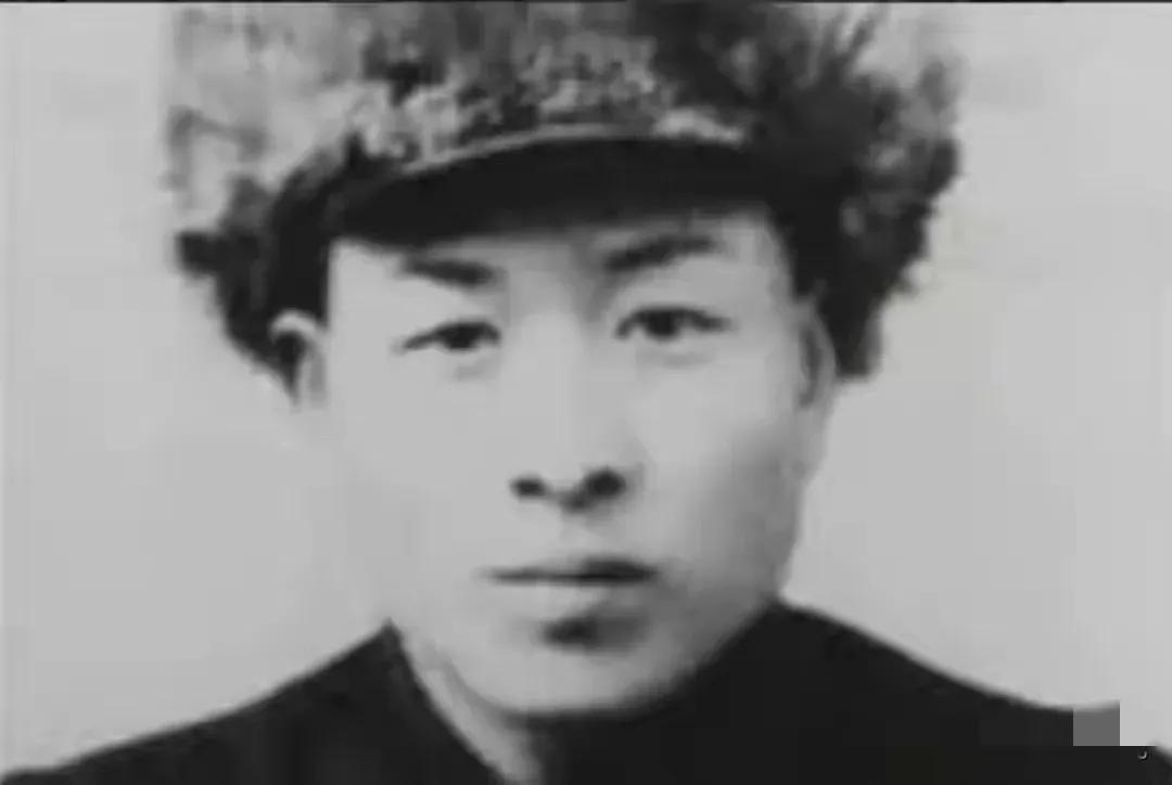 1941年，1个八路军战士看到8个鬼子在追一个抱娃的农村妇女，而他枪里就3发子弹