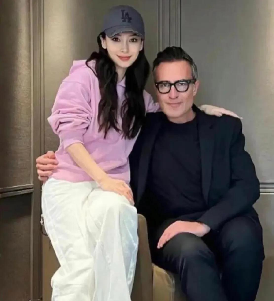 惊讶！baby杨颖同爱马仕总监ins沙发扶手合影照引发热议。爱马仕大品牌具有国际