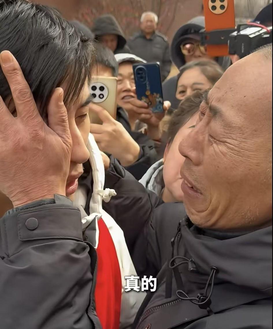 张云鹏父亲从高墙内出来后一直在找儿子，说起来也是个苦命人，正是壮年却遭遇妻离子散