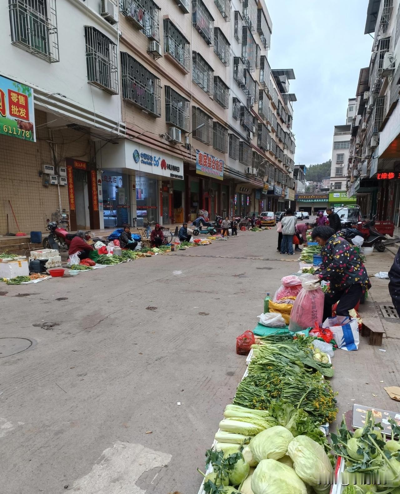 农民手里的菜，
以后不能随便卖了。
从昨天开始，农民卖蔬菜水果这些农产品，要开一