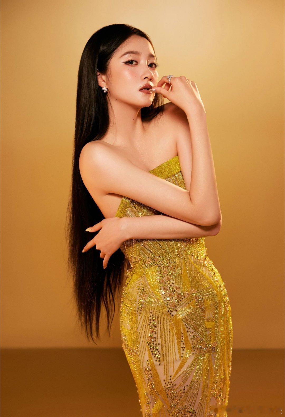 #关晓彤穿了特别定制礼服# 关晓彤生日穿了为她特别定制的礼服，以她的星座处女座星