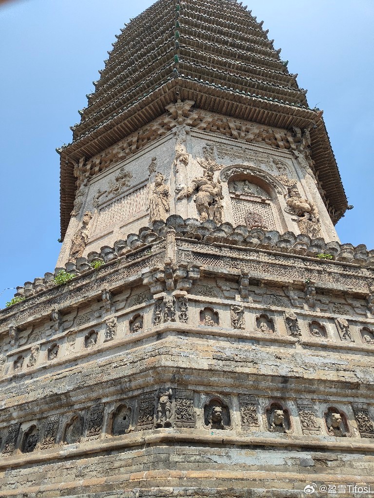 先有天王寺，后有幽州城。唐代的天王寺唐塔早已不见，现存的天宁寺塔为辽代八角十三层