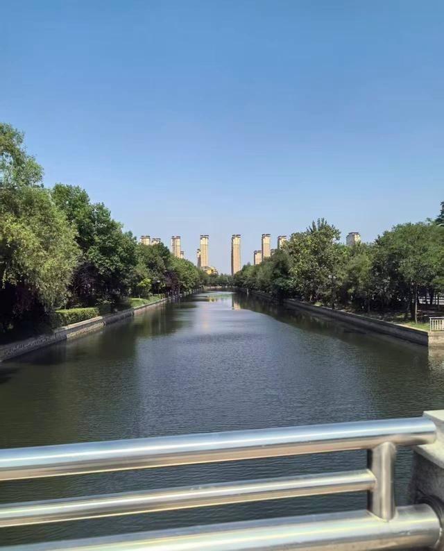 婆婆摔一跤后身体垮了，没多久人就没了。刚好处理完女儿住院的事，又得忙婆婆后事，两