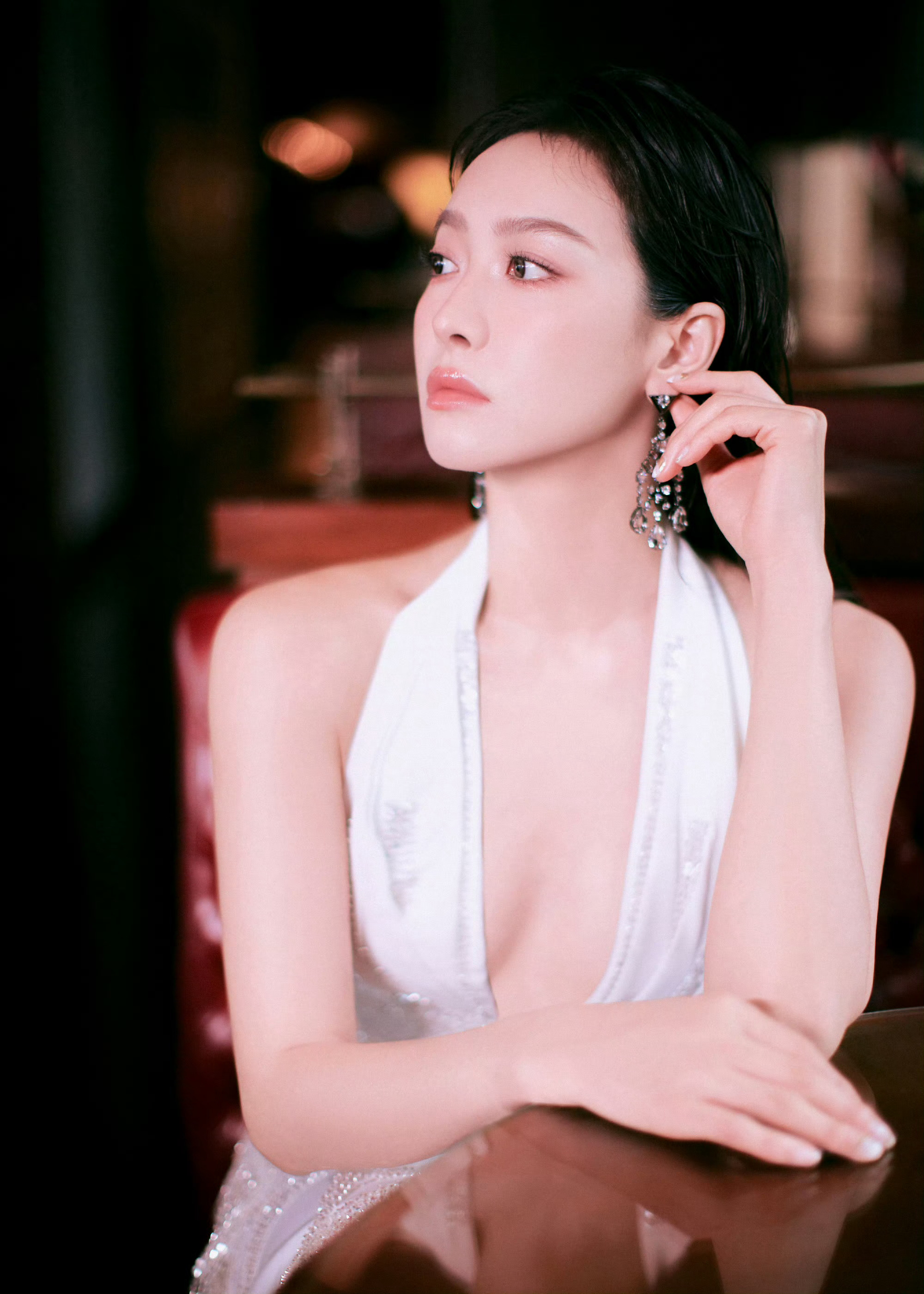 宋茜～身穿 Georges Chakra 2025 春夏定制系列的白色挂脖流苏裙