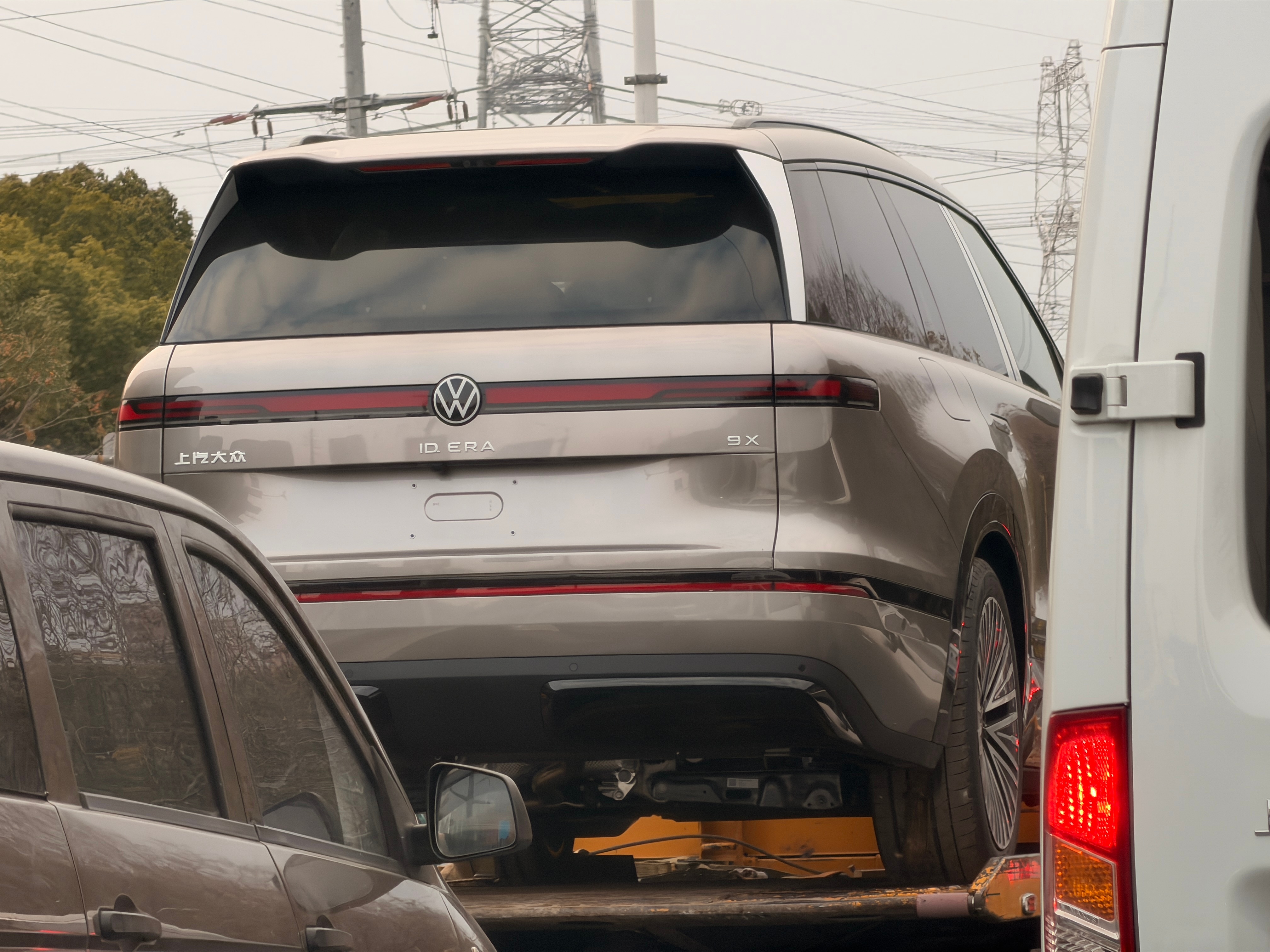 路上偶遇上汽大众ID.era 9X在拖车上的气场都不得了虎里虎气的大众偶遇