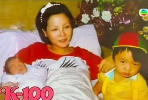 谢婷婷重温妈妈旧照，狄波拉素颜依旧美艳，虽然儿女双全也没有白头偕老！ ​​​