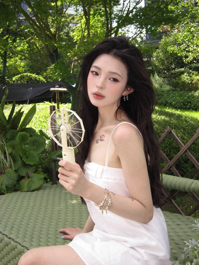 最近杭州真的热热热晕所以出门完全离不开小风扇不知道大家看我视频有没有发现这个折叠