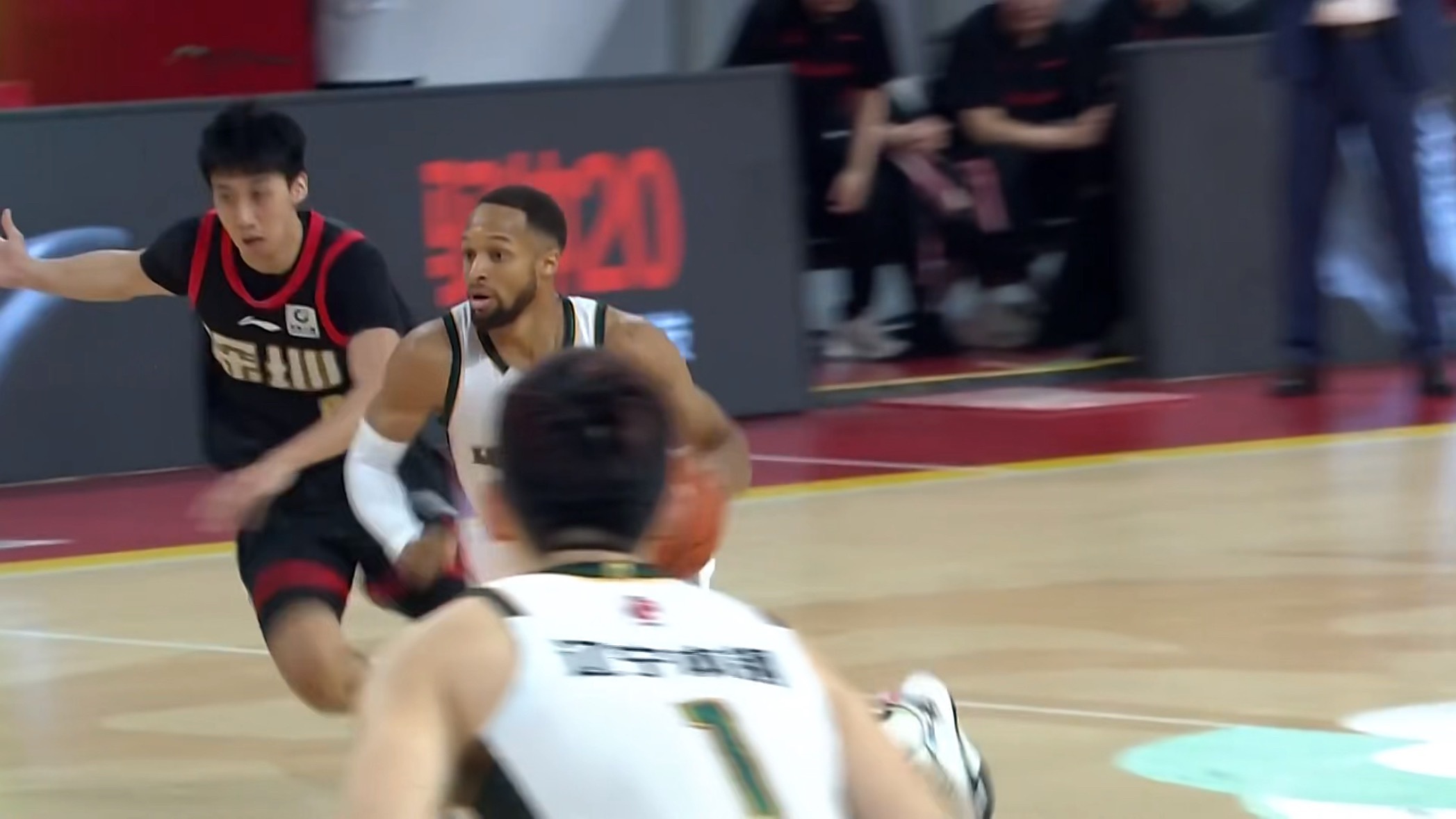 布朗终于把他阿迪的鞋子换掉了辽宁男篮