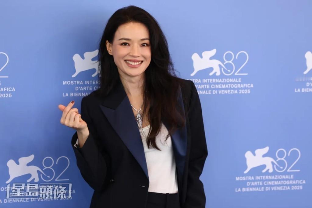 舒淇携首部执导作品《女孩》征战威尼斯，角逐主竞赛奖项。她接受访问，提到这部电影是