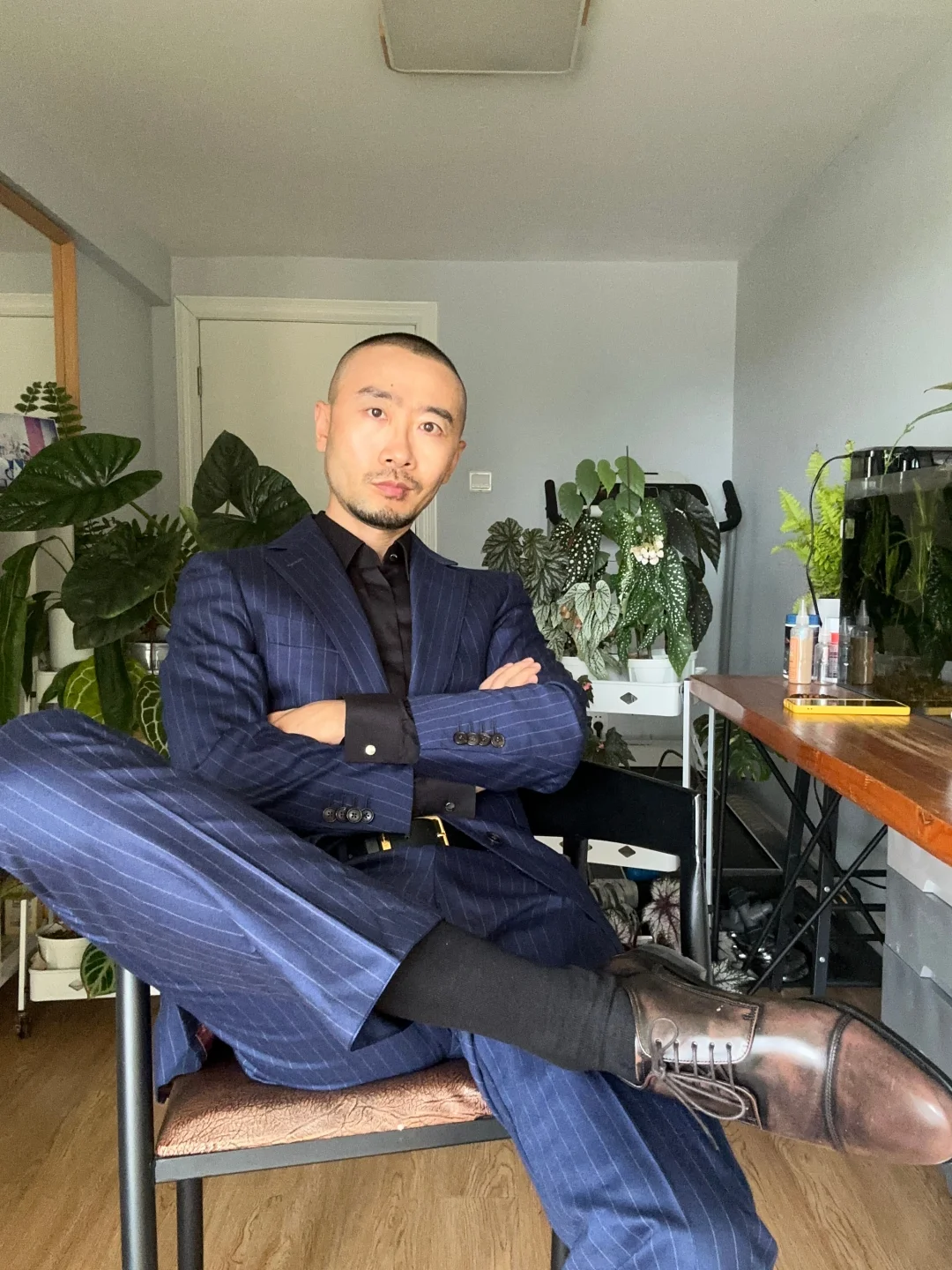 是谁这么热的天穿正装皮鞋