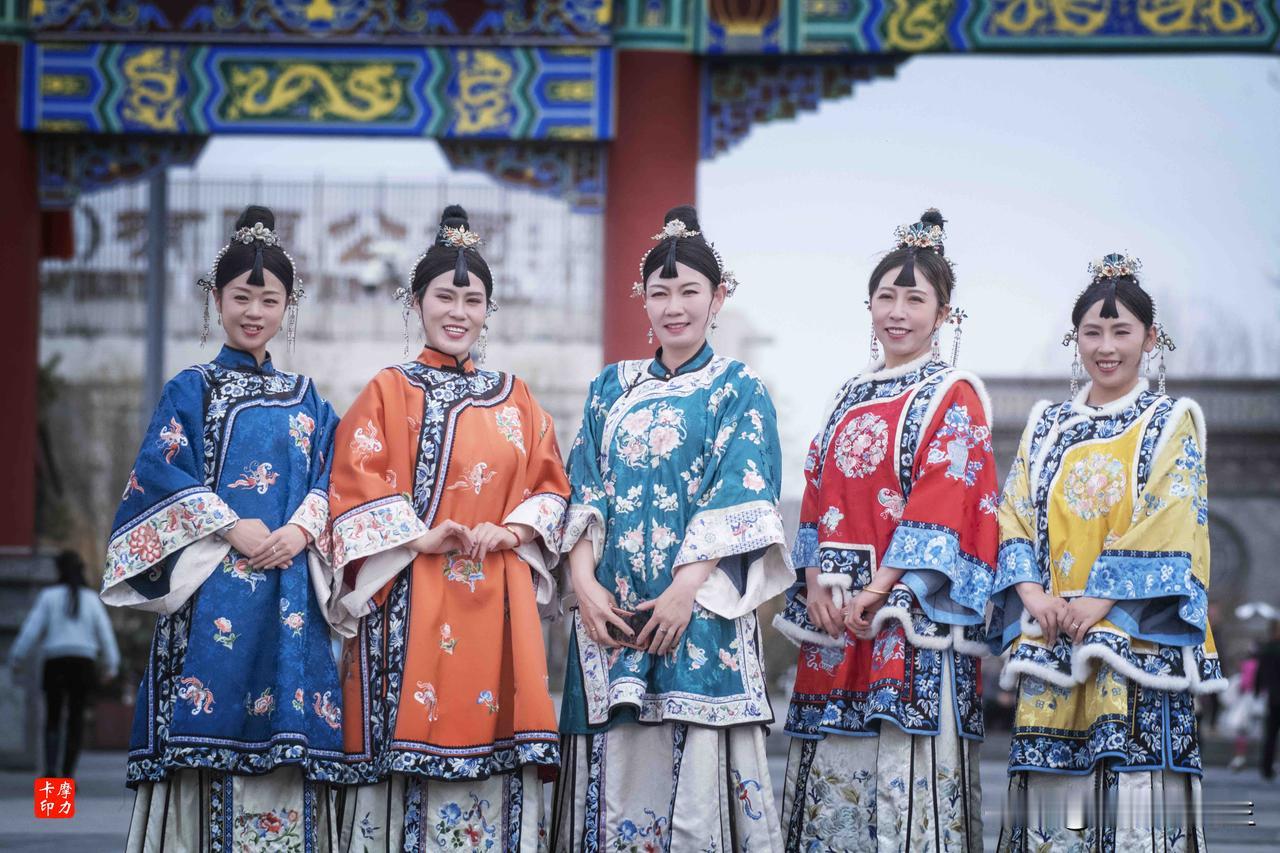 晋商奶奶
朱檐彩枋下，五色旗装映着古建的雕梁画栋，一针一线的绣纹揉进了中式美学的