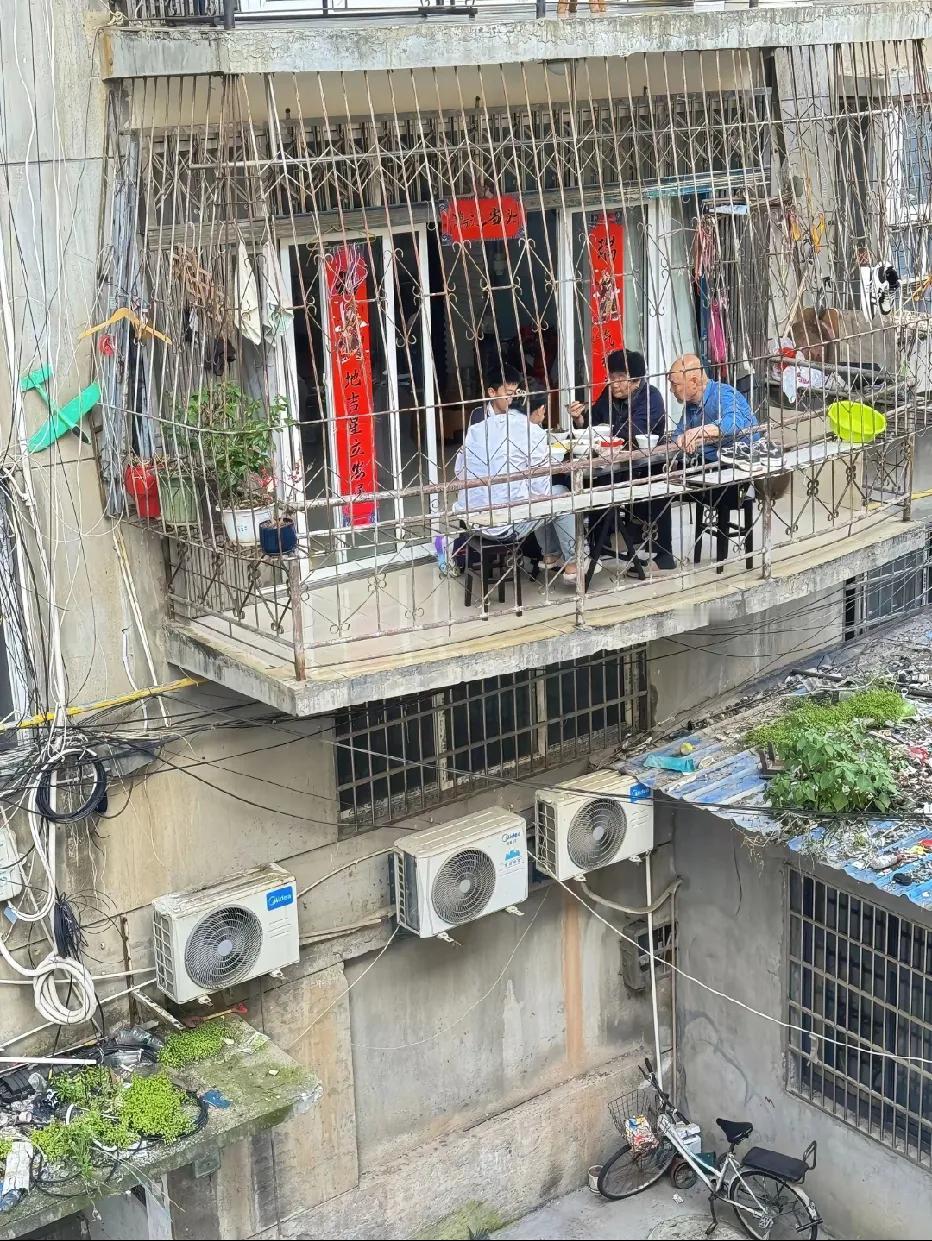 第一眼看过去，这个阳台可以承重这么多人，有一点危险，长久这样的话，可以？