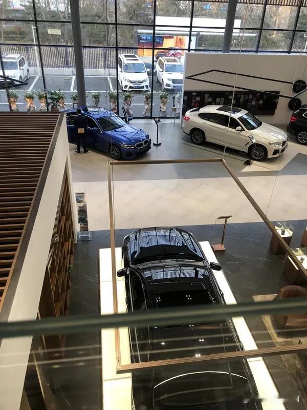 成都那起4S店燃爆事件太让人痛心了，54岁大叔因消费纠纷点燃易燃物，自己没了还连